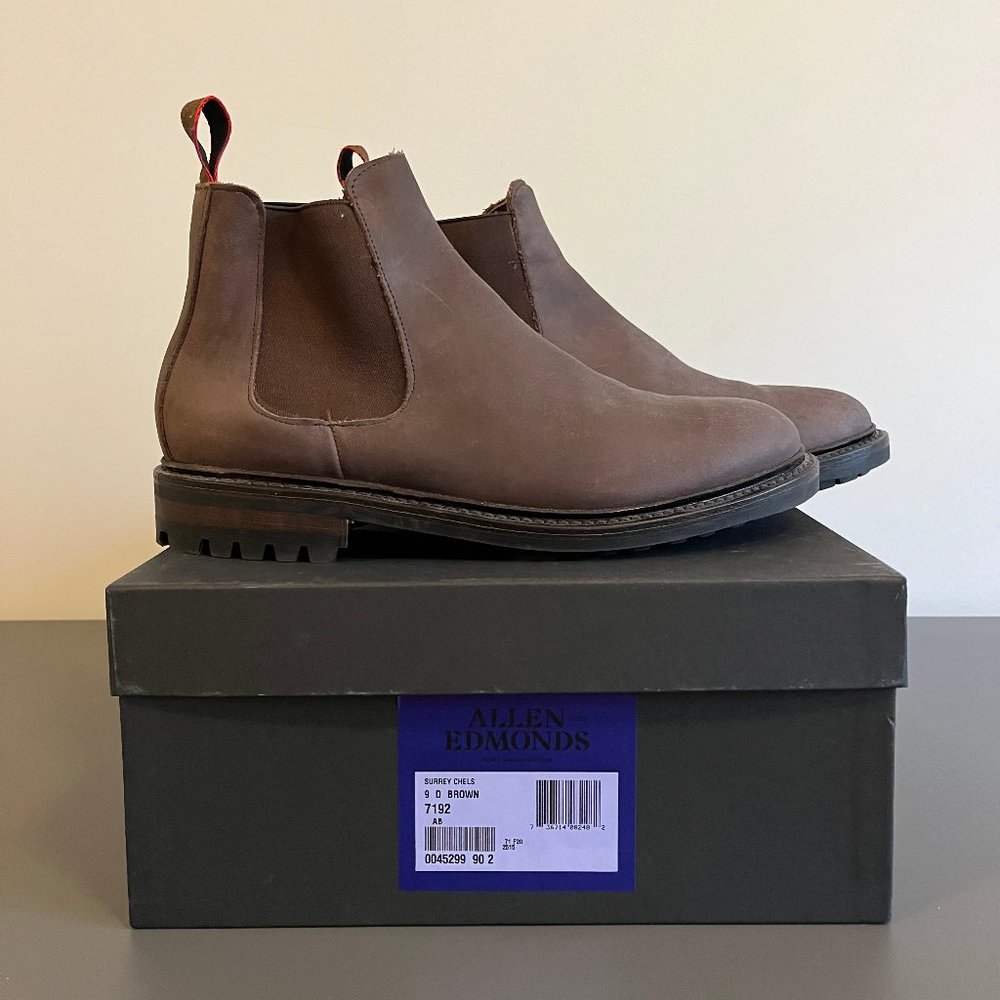 NEW IN BOX Allen  Edmonds "Surrey" Men's Chelsea Boots, Brown Nubuck Suede, sz 9
